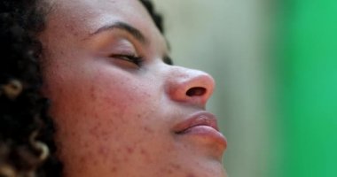 Umutlu insan yüzü gökyüzüne bakıp gülümsüyor