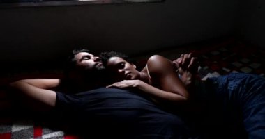 İspanyol çift yatakta birbirine sarılır. Latin Güney Amerika etnik kökeni