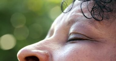 Meditasyon yapan siyah kadın, derin düşüncelere dalmış gözlerini kapatıyor. Siyah Afrikalı umut ve inançla yukarı bakıyor.