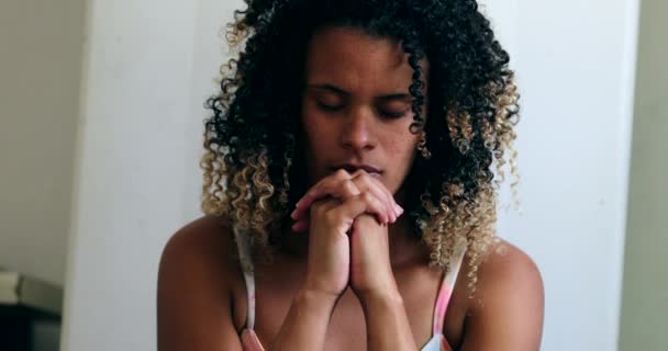 Mulher Negra Orando Deus Durante Tempos Difíceis — Vídeo de Stock