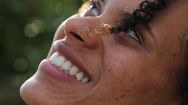 Umut Dolu Latin Kadın Yüzü Gökyüzüne Gülümsüyor Dalgınlıkla Gözlerini Kapıyor — Stok video