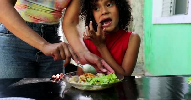 Brazylijskie Dzieci Jedzące Lunch Domu Rodzeństwo Razem — Wideo stockowe