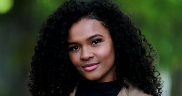 Portrét Černošky Mladá Africká Smíšená Rasa Žena Úsměv Tvář — Stock video