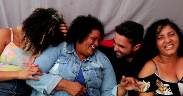 Familia Brasileña Junta Sofá Sonriendo Sintiéndose Feliz — Vídeo de stock