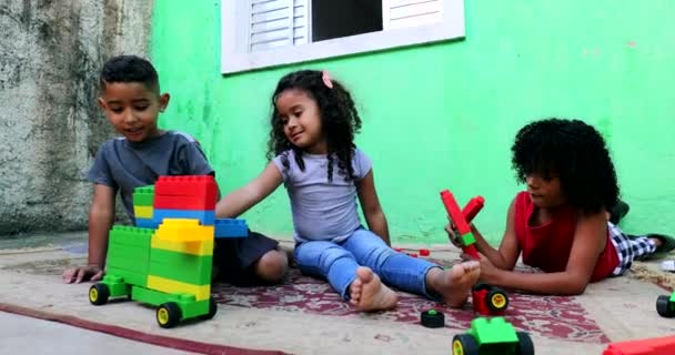 Brasilianische Kinder Spielen Mit Spielzeug Kleine Spielerische Geschwister Zusammen — Stockvideo