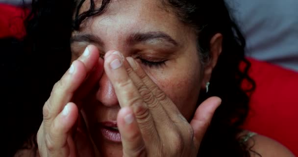 Besorgte Frau Reibt Sich Das Gesicht Mit Gestressten Händen Hispanische — Stockvideo