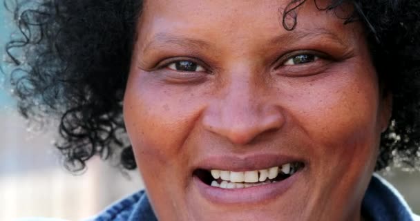 アフリカブラジルの女性の肖像画の顔笑顔 カジュアルな本物の人々 — ストック動画