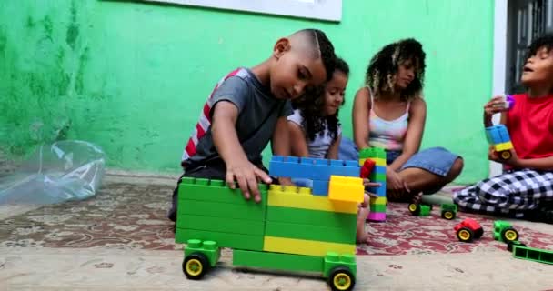 Spansktalande Barn Leker Med Leksaker Latinamerikanska Barn — Stockvideo