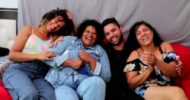 Família Brasileira Feliz Rindo Juntos Casual Hispânico Latino Pessoas Rir — Vídeo de Stock