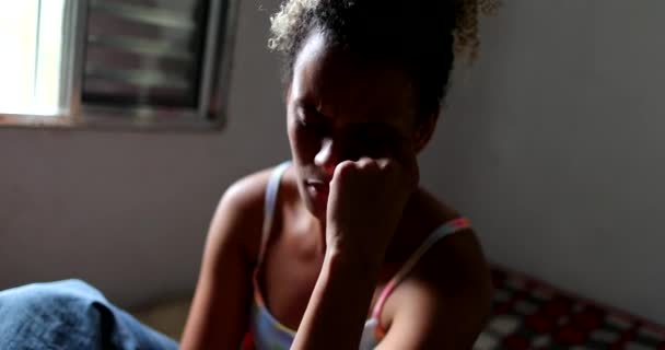 Bezette Vrouw Bed Angst Bezorgde Afrikaanse Persoon — Stockvideo