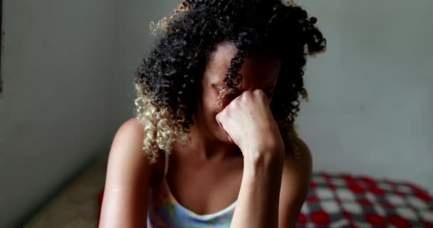 Smutná Uslzená Hispánka Pláče Sama Doma Posteli Brazilky Dívka Pláče — Stock video