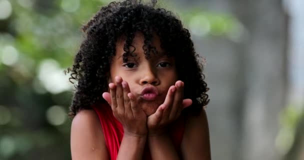 Barn Som Skickar Kyssar Till Kameran Brasiliansk Liten Blåsning Kyss — Stockvideo