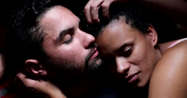 Латиноамериканське Подружжя Ліжку Обіймаючись Разом — стокове відео