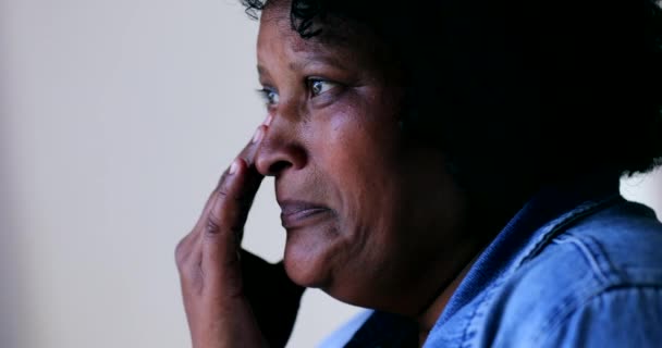 Lacrimi Negru African Femeie Șterge Lacrimi Suferință — Videoclip de stoc