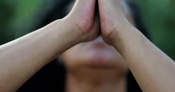 ブラジル人女性の神への崇拝 祈る人 — ストック動画