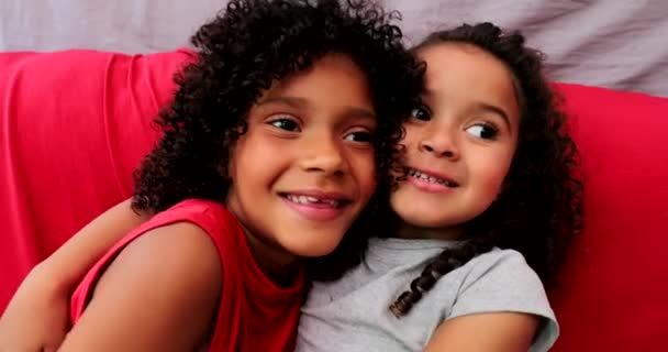 Dos Hermanitas Brasileñas Abrazándose Juntas — Vídeo de stock