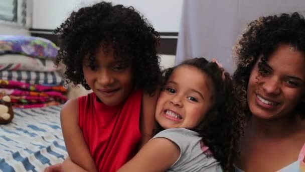 Hispanic Happy Family Parents Children Home Sofa — Stock Video