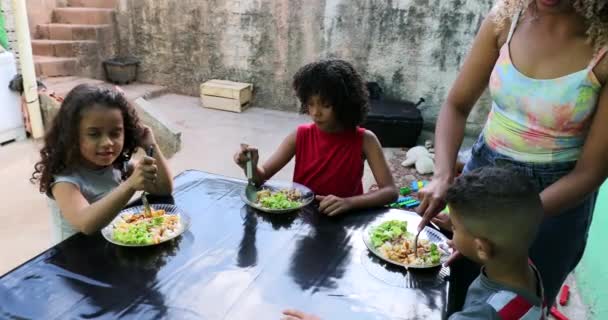 ブラジルの子供たちは昼食を食べる ヒスパニック系の子供ランチタイム — ストック動画