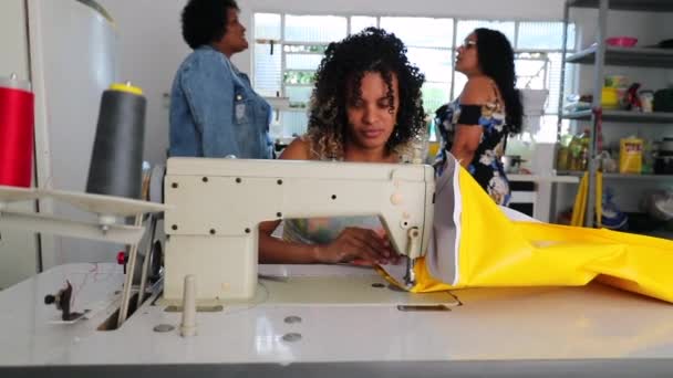 Empresario Latina Mujer Usando Tejer Máquina Casa Trabajo — Vídeo de stock