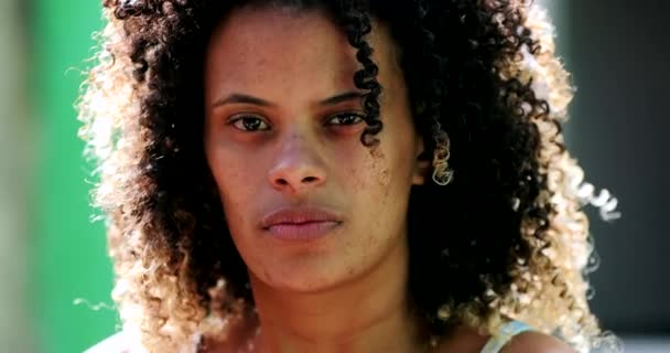 Femme Noire Émotion Sceptique Africain Levant Les Sourcils — Video