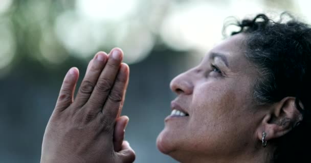 Mulher Brasileira Evangélica Rezando Deus — Vídeo de Stock