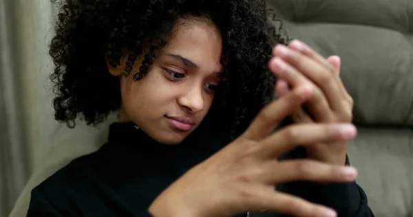 Svart Tonårstjej Som Tittar Mobilskärmen Tonårsbarn Håller Smartphone — Stockfoto