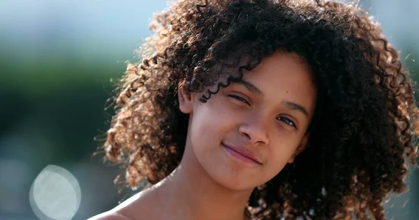 Piękna Nastolatka Mała Dziewczynka Uśmiecha Się Kamery Portret Twarz Zbliżenie — Zdjęcie stockowe