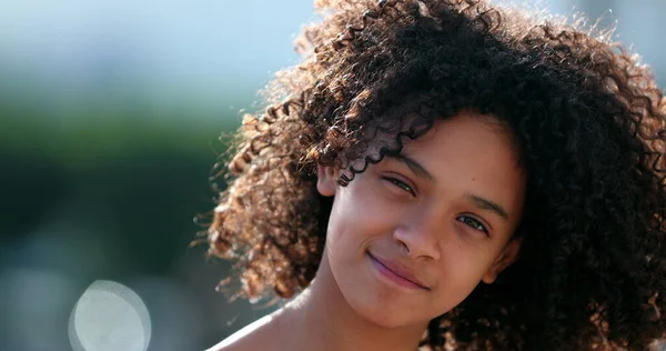 Bela Menina Pré Adolescente Sorrindo Para Câmera Retrato Rosto Close — Fotografia de Stock