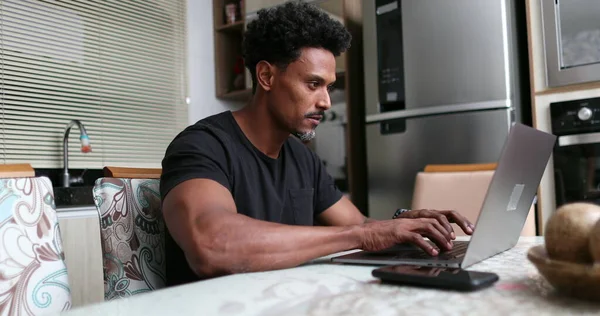Afrikansk Man Skriva Datorn Laptop Hemma Kök — Stockfoto