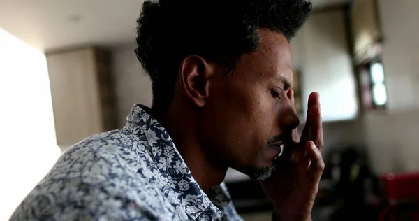 Afrikansk Man Vidrör Ansiktet Med Handen Lättvindigt — Stockfoto