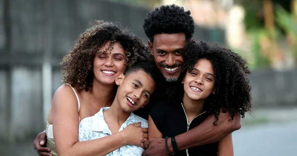 Afrika Aile Portresi Dışarıda Fotoğraf Için Duruyor Gülümseyen Siyahi Ebeveynler — Stok fotoğraf
