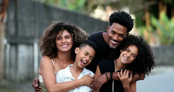 Afrikaans Familieportret Staat Voor Foto Buiten Lachende Zwarte Ouders Kinderen — Stockfoto