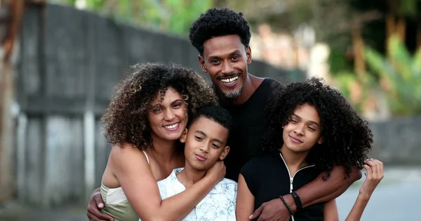 Afrika Aile Portresi Dışarıda Fotoğraf Için Duruyor Gülümseyen Siyahi Ebeveynler — Stok fotoğraf