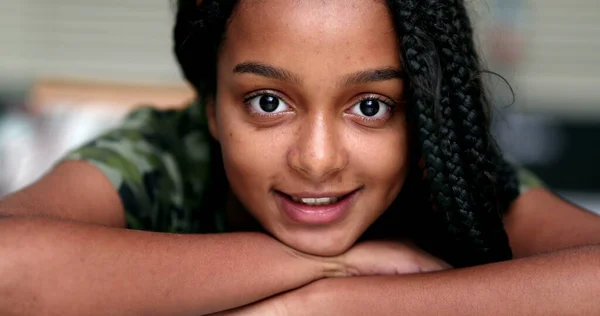 Afrikai Származású Tini Lány Portré Közelkép Arc — Stock Fotó