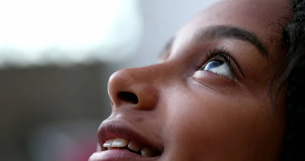 Menina Ascendência Africana Olhando Para Cima Com Esperança Feliz Olho — Fotografia de Stock