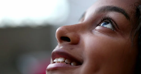 Menina Ascendência Africana Olhando Para Cima Com Esperança Feliz Olho — Fotografia de Stock