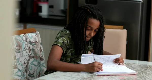 Kamasz Fekete Lány Tanul Otthon Írás Notebook Gyermek Írás Jegyzetek — Stock Fotó