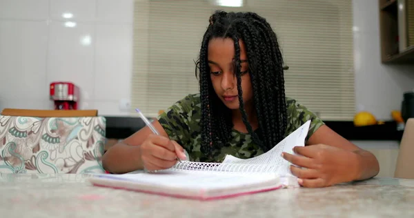 Adolescente Menina Negra Estudando Casa Escrevendo Caderno Criança Escrevendo Notas — Fotografia de Stock