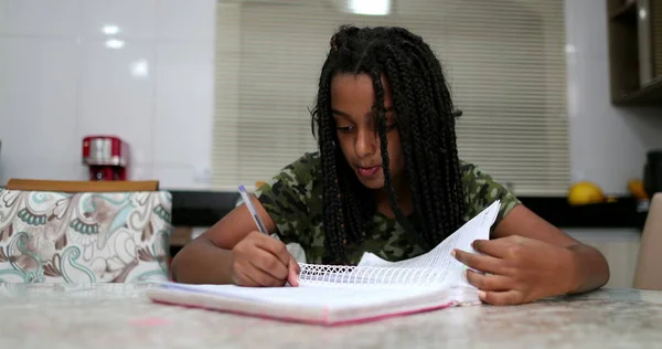 Rapariga Negra Escrever Notas Fazer Trabalhos Casa Preteen Criança Estudando — Fotografia de Stock