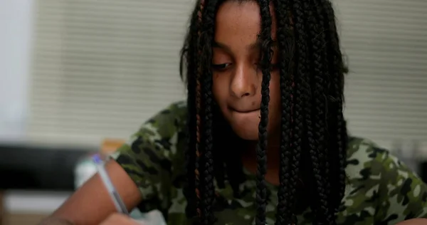 Rapariga Negra Escrever Notas Fazer Trabalhos Casa Preteen Criança Estudando — Fotografia de Stock