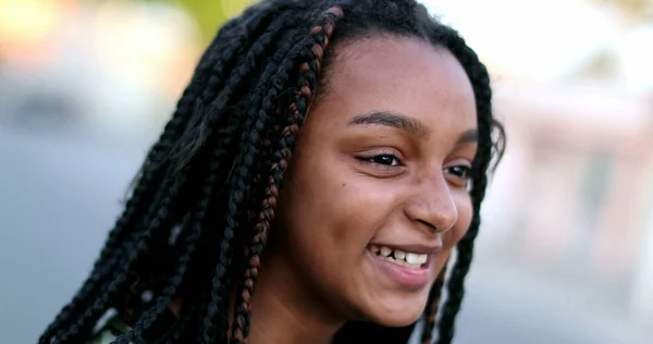 Black Girl Holding Laughter Real Life Person Laugh Smile — Stock Photo, Image