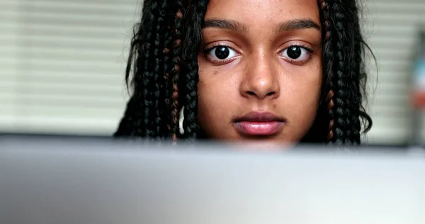 Svart Flicka Barn Ansikte Tittar Datorskärm — Stockfoto