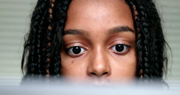 Czarny Dziewczyna Dziecko Twarz Patrząc Ekran Komputera Monitor — Zdjęcie stockowe