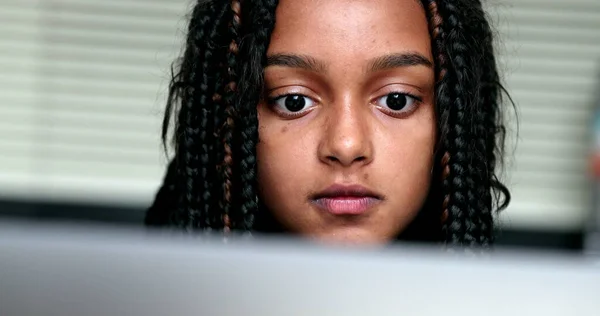 Preto Menina Criança Rosto Olhando Para Computador Tela Monitor — Fotografia de Stock