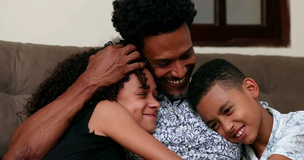 Zwarte Vader Met Dochter Zoon Familie Openhartige Liefde Genegenheid — Stockfoto