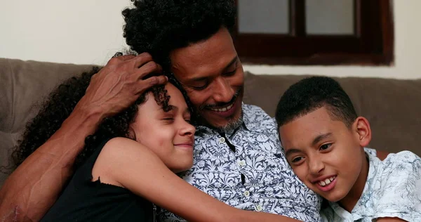 Zwarte Vader Met Dochter Zoon Familie Openhartige Liefde Genegenheid — Stockfoto