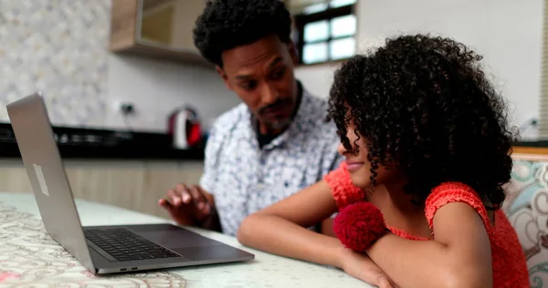 Zwarte Vader Helpen Dochter Met Computer Laptop Thuis Keuken — Stockfoto