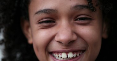 Çocuk gerçek hayatta güler ve gülümser. Küçük Afrikalı kız gülüyor ve gülümsüyor