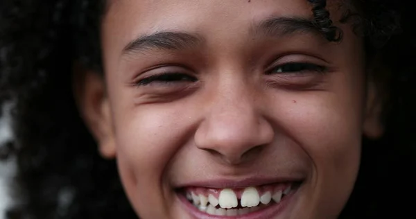 Criança Vida Real Rir Sorrir Menina Africana Reagindo Rindo Sorrindo — Fotografia de Stock
