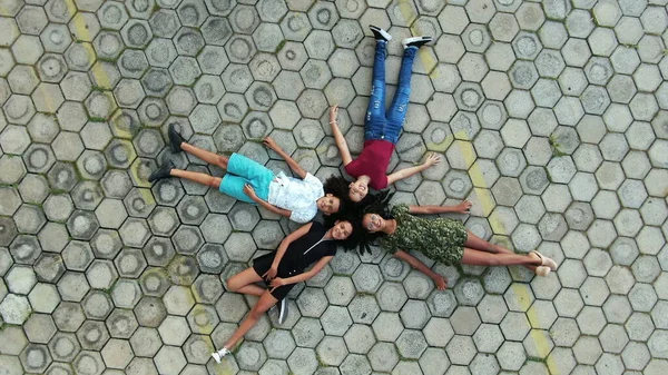 Niños Tendidos Suelo Mirando Cielo Juntos Niños Vistos Desde Arriba — Foto de Stock